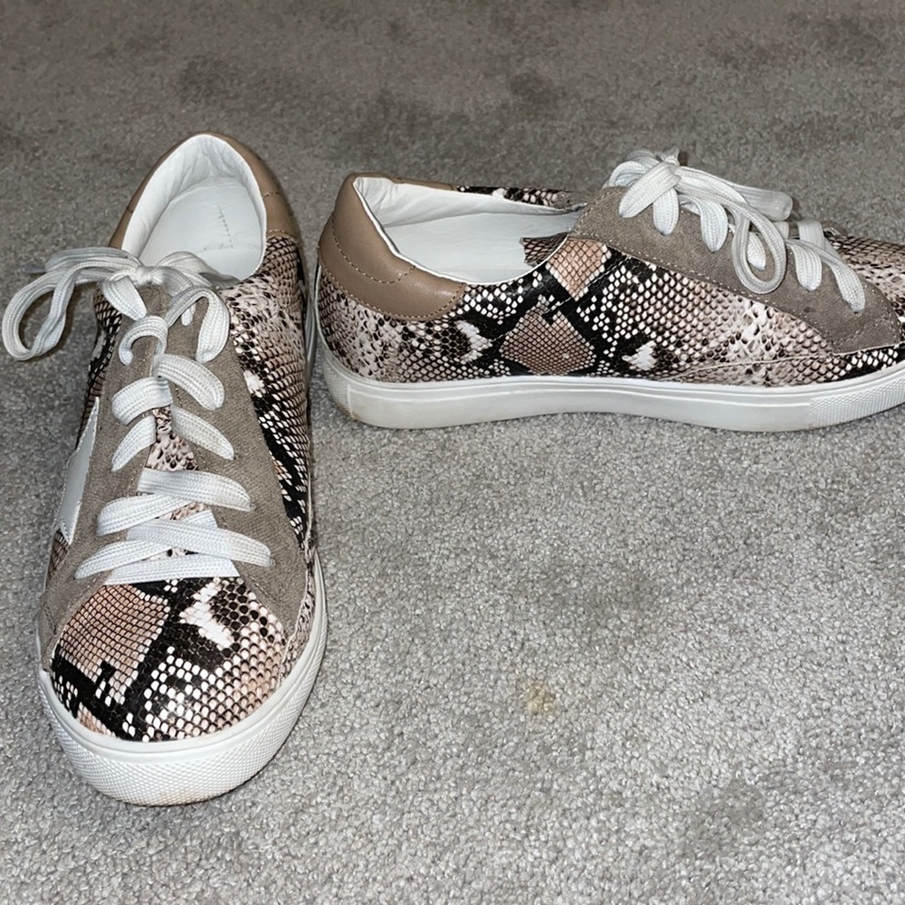 shoes/ brown and white stars. snake skin